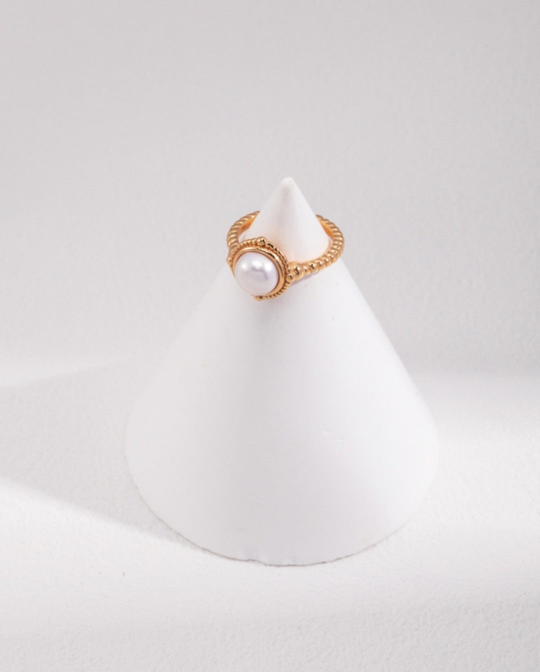 Ring with freshwater pearl in 925 silver gilded with fine gold
