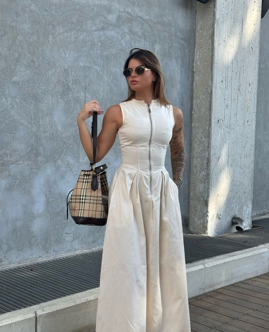 Long sleeveless dress with neckline closure